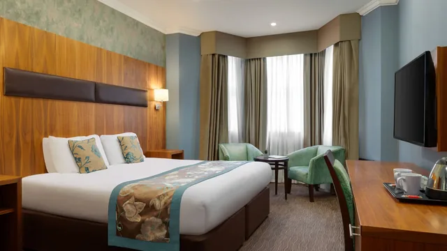 Ramada by Wyndham Cheltenham photo 8
