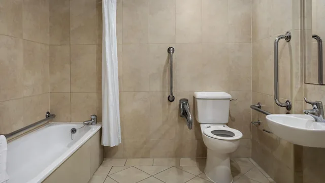 Ramada by Wyndham Cheltenham photo 10