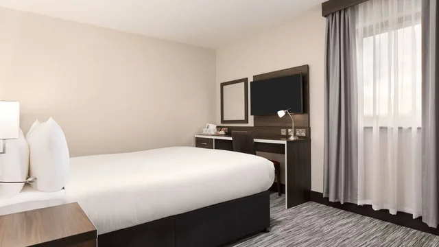 Ramada by Wyndham Cobham photo 6