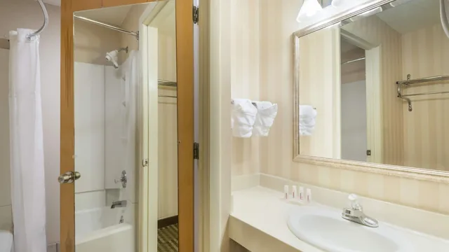Ramada by Wyndham Columbus North photo 1