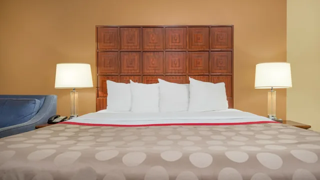 Ramada by Wyndham Columbus North photo 4