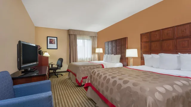Ramada by Wyndham Columbus North photo 5