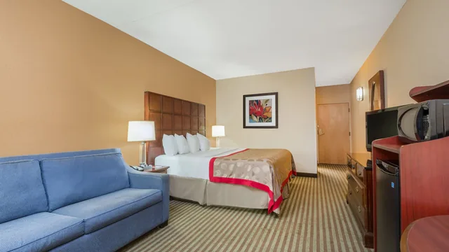 Ramada by Wyndham Columbus North photo 6