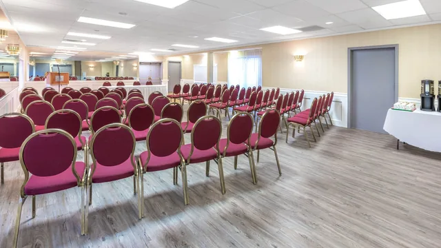Ramada by Wyndham Coquitlam photo 2