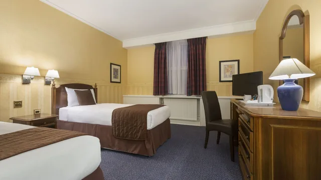 Ramada by Wyndham Crawley Gatwick photo 2