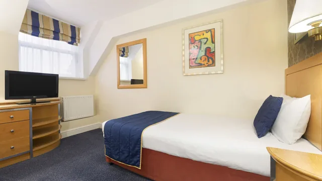 Ramada by Wyndham Crawley Gatwick photo 3