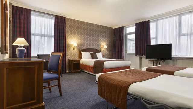 Ramada by Wyndham Crawley Gatwick photo 4