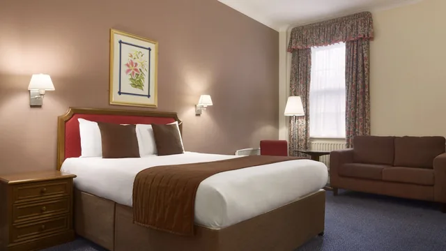 Ramada by Wyndham Crawley Gatwick photo 7