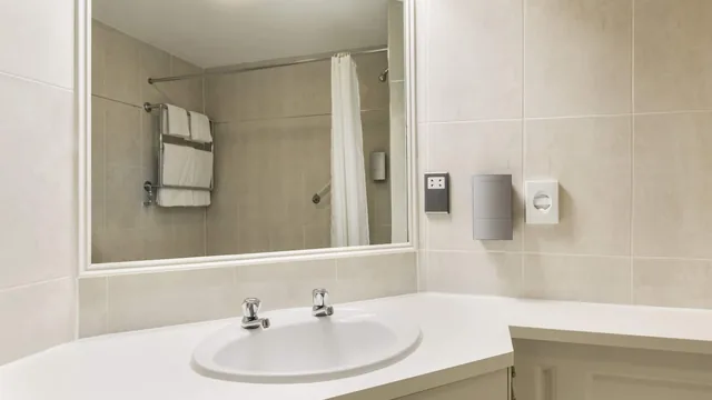 Ramada by Wyndham Crawley Gatwick photo 9