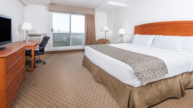Ramada by Wyndham Edmonton South photo 5