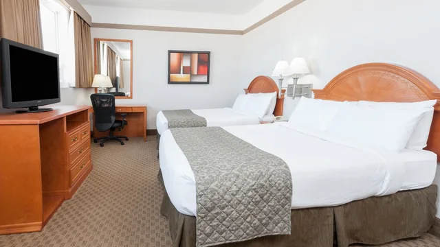 Ramada by Wyndham Edmonton South photo 7