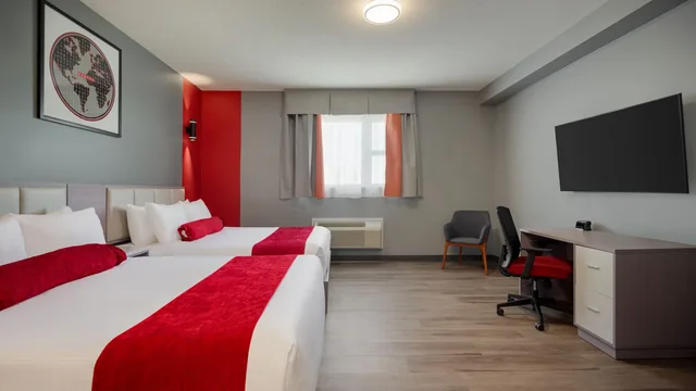 Ramada by Wyndham West Edmonton Hotel & Suites photo 2