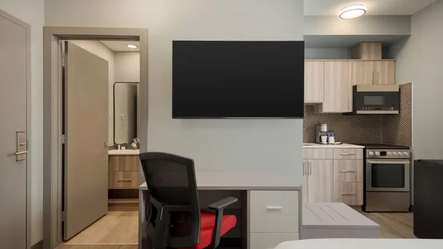 Ramada by Wyndham West Edmonton Hotel & Suites photo 3