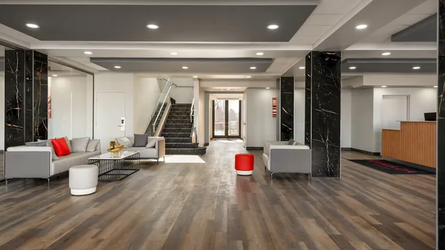 Ramada by Wyndham West Edmonton Hotel & Suites photo 4