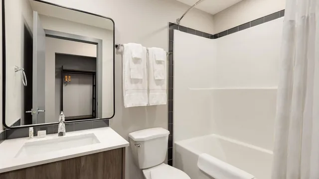 Ramada by Wyndham West Edmonton Hotel & Suites photo 9