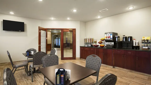 Ramada by Wyndham Edson photo 7