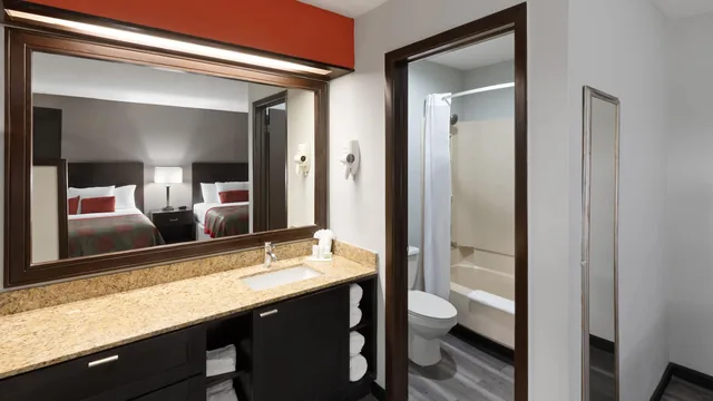Ramada by Wyndham El Paso photo 2