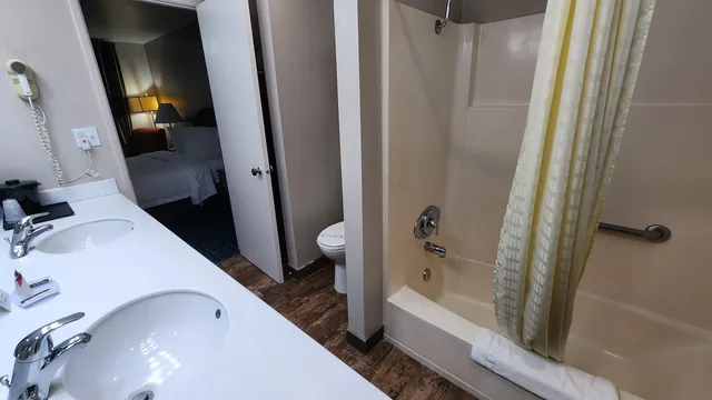Ramada Bayside Inn & Suites Eureka photo 6