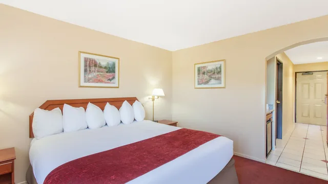 Ramada by Wyndham Fresno Northwest photo 2