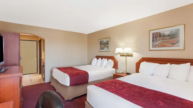 Ramada by Wyndham Fresno Northwest photo 3