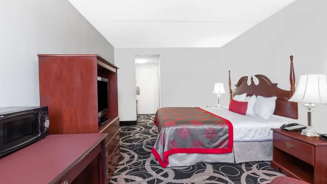 Ramada by Wyndham Henderson/Evansville photo 11