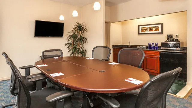 Ramada by Wyndham Jersey City photo 7