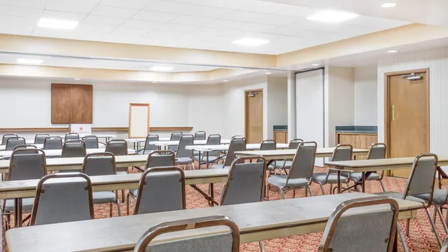 Ramada by Wyndham Macon photo 1