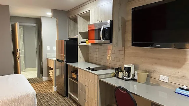 Ramada by Wyndham Medicine Hat photo 1