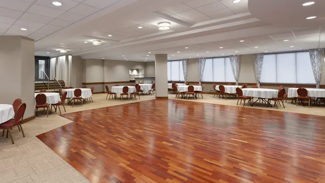 Ramada by Wyndham Milwaukee photo 1