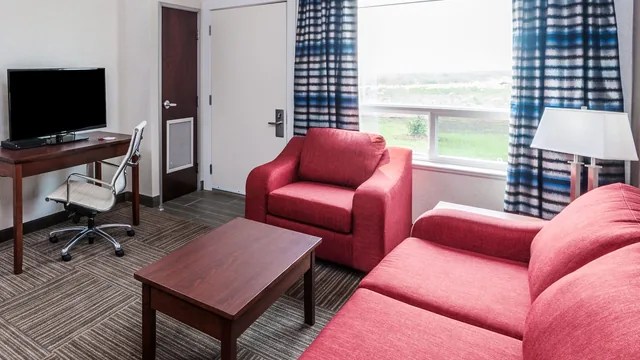 Ramada by Wyndham Moose Jaw photo 9