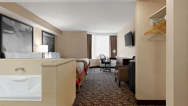 Ramada by Wyndham Niagara Falls Near the Falls photo 4