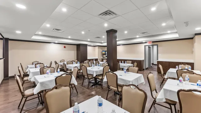 Ramada by Wyndham Niagara Falls Near the Falls photo 8