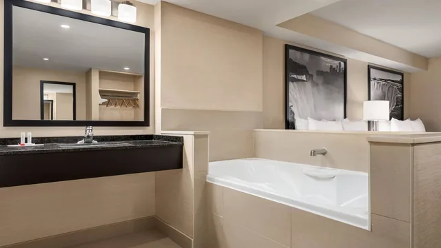 Ramada by Wyndham Niagara Falls Near the Falls photo 11