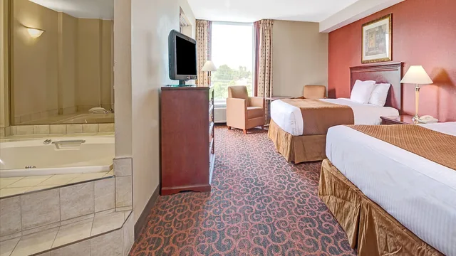 Ramada by Wyndham Niagara Falls/Fallsview photo 8