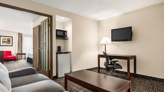 Ramada Plaza by Wyndham Niagara Falls photo 2