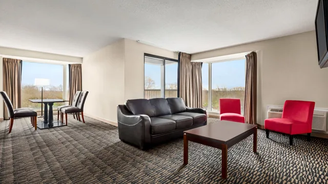 Ramada Plaza by Wyndham Niagara Falls photo 7
