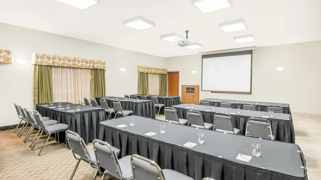 Ramada by Wyndham Olds photo 8