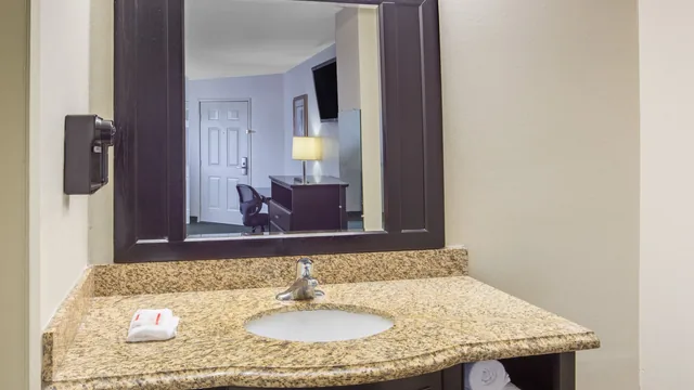 Ramada by Wyndham Ontario photo 10