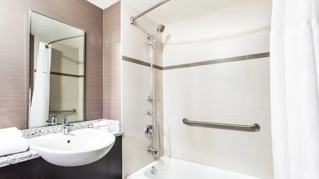 Ramada by Wyndham Ottawa On The Rideau photo 10