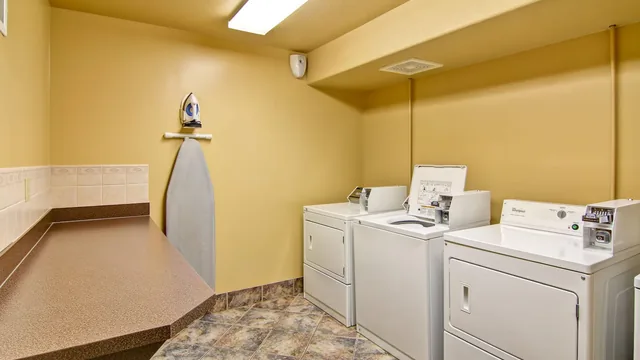 Ramada by Wyndham Ponoka photo 12
