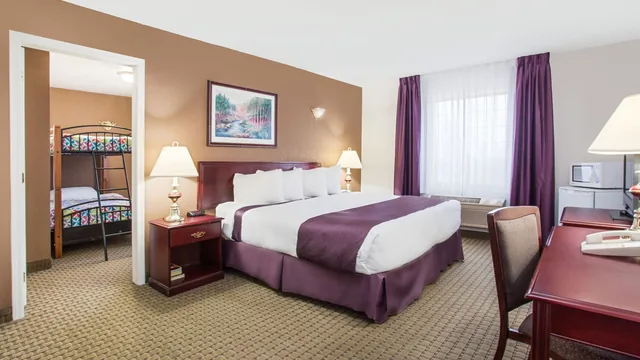 Ramada by Wyndham Red Deer Hotel & Suites photo 2