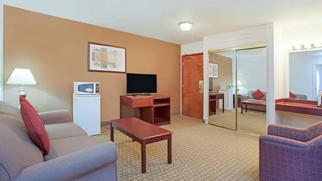 Ramada by Wyndham Red Deer Hotel & Suites photo 3