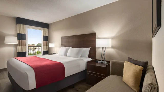Ramada by Wyndham Sarasota Waterfront photo 2
