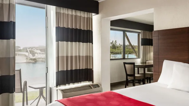 Ramada by Wyndham Sarasota Waterfront photo 3