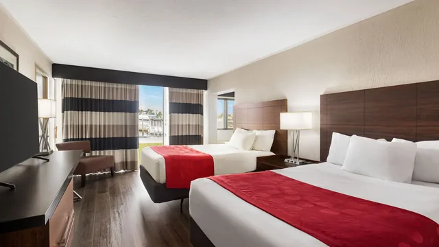 Ramada by Wyndham Sarasota Waterfront photo 5