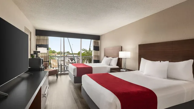 Ramada by Wyndham Sarasota Waterfront photo 7