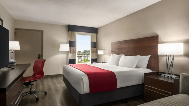 Ramada by Wyndham Sarasota Waterfront photo 9