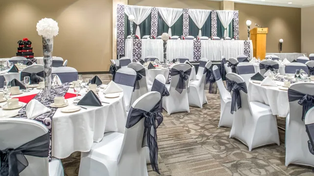 Ramada by Wyndham Saskatoon photo 2