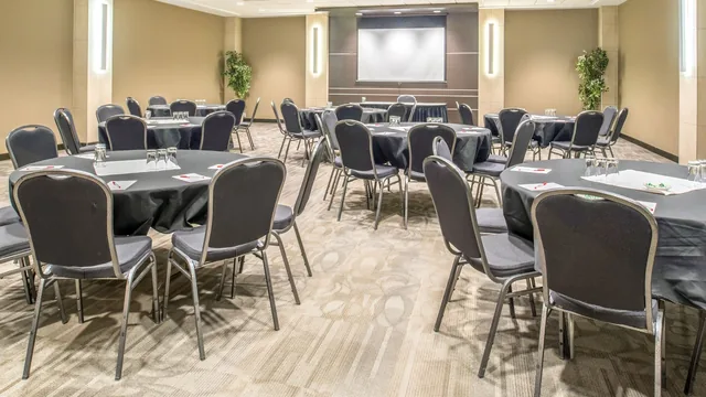 Ramada by Wyndham Saskatoon photo 6