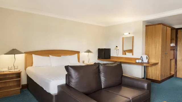 Ramada by Wyndham Birmingham Solihull photo 5